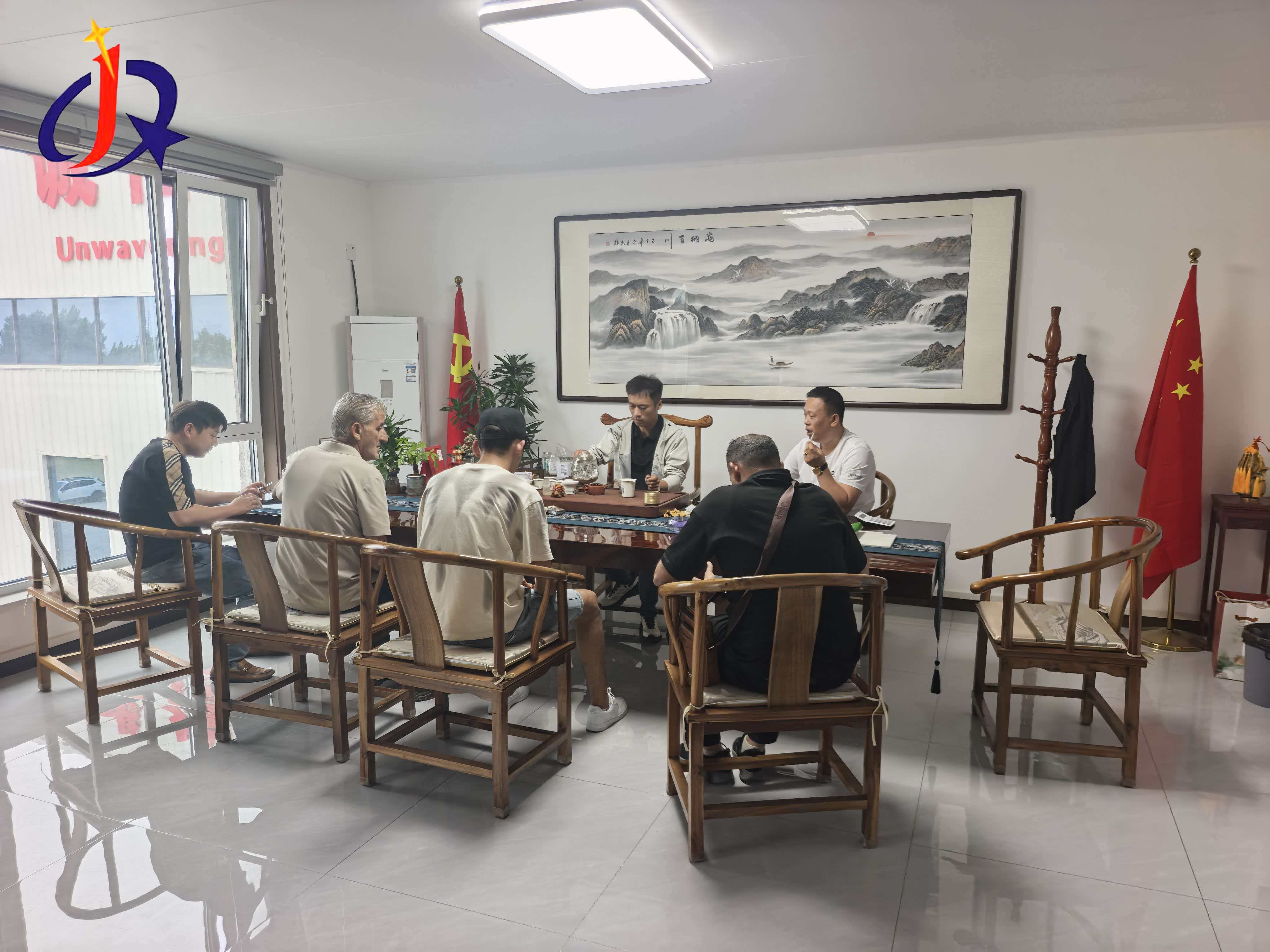 တောင်အမေရိကဈေးကွက်ပူးပေါင်းဆောင်ရွက်မှုအတွက် ကိုလံဘီယာရွှေထုတ်လုပ်ရောင်းချသူသည် Jinqi စက်ယန္တရားများသို့ သွားရောက်လည်ပတ်သည်။